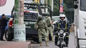 asesinatos en Morelos con presencia policial en zona acordonada tras ataque armado en carretera y zonas urbanas