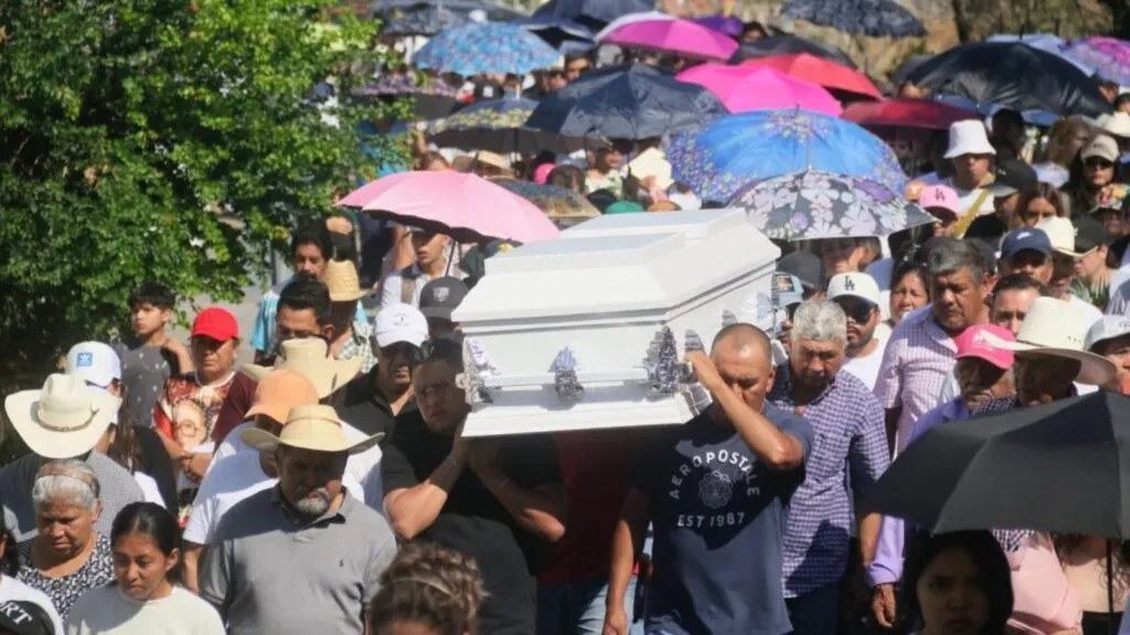 Funeral de Karol Toledo en Mazatepec mientras estudiantes y familiares exigen justicia por el asesinato de la joven.