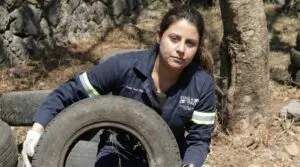 Paula Trade Hidalgo participa en jornada de limpieza en Cuernavaca, sosteniendo una llanta recolectada durante trabajos en espacio público.