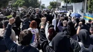 Estudiantes marchan desde Campus Chamilpa hacia el centro por Kimberly Joselin