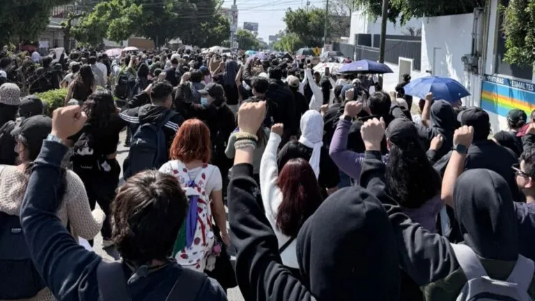 Estudiantes marchan desde Campus Chamilpa hacia el centro por Kimberly Joselin