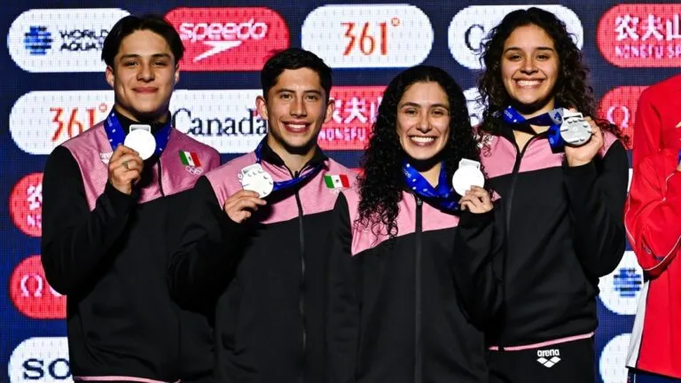 Clavadistas mexicanos celebran medallas de plata en el Mundial de Clavados Montreal 2026
