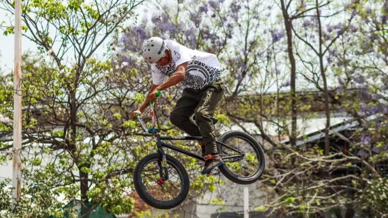 jóvenes atletas de ciclismo BMX de Morelos realizando trucos durante competencia clasificatoria rumbo a Olimpiada Nacional Conade