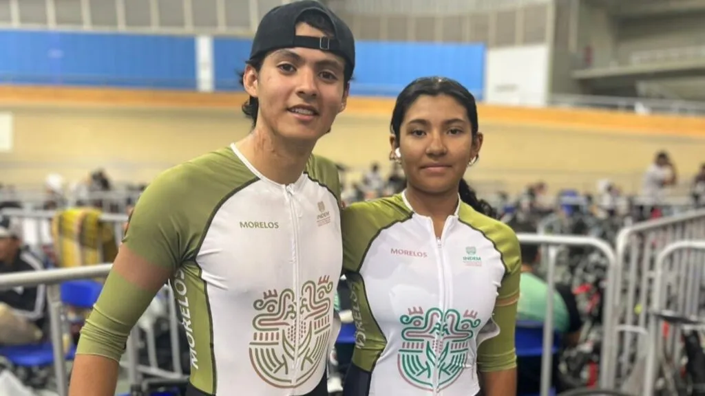 Ciclista juvenil compite en una pista de velódromo durante una prueba clasificatoria rumbo a la Olimpiada Nacional.