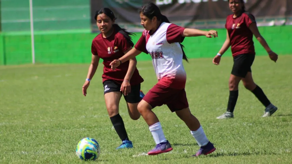 Jugadoras de futbol femenil de Morelos celebran su clasificación a la Olimpiada Nacional Conade tras el torneo regional en Xochitepec.