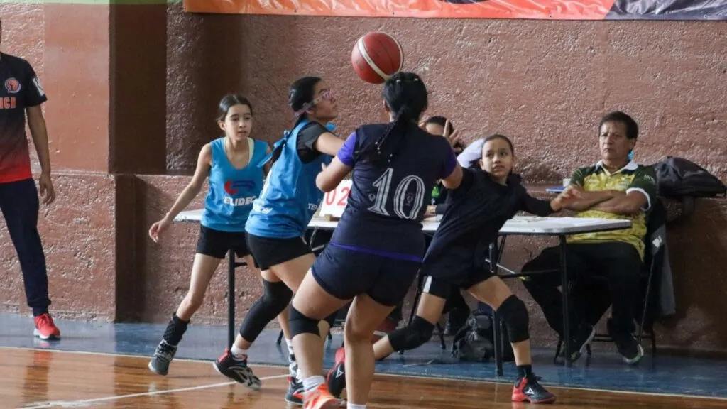 jugadoras juveniles del equipo femenil de baloncesto de Morelos entrenando para el regional rumbo a la Olimpiada Nacional Conade