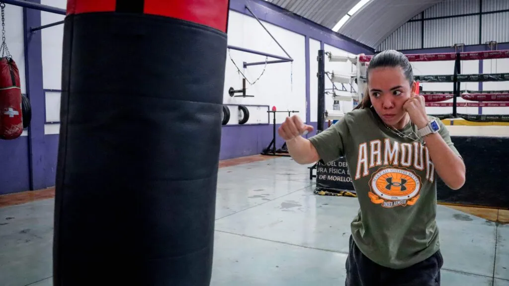 Natalia Reveles Martínez entrenando kickboxing en Morelos como referente del deporte femenil de contacto