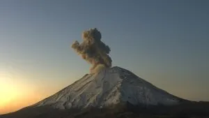 Popocatépetl con emisión de ceniza y vapor durante monitoreo volcánico en México bajo alerta amarilla fase 2
