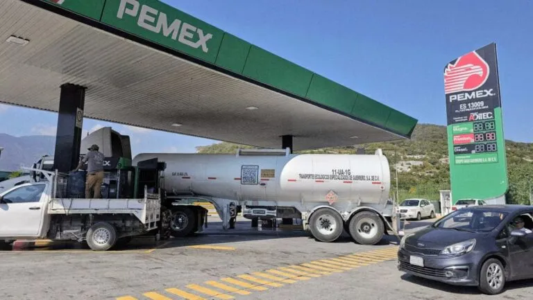 precio de la gasolina en México con despachador en estación de servicio tras ajuste de estímulos fiscales al combustible