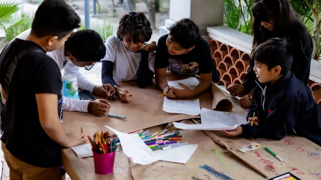 Casa de Cultura Lázaro Cárdenas en Morelos con personas participando en actividades deportivas y culturales tras su reapertura