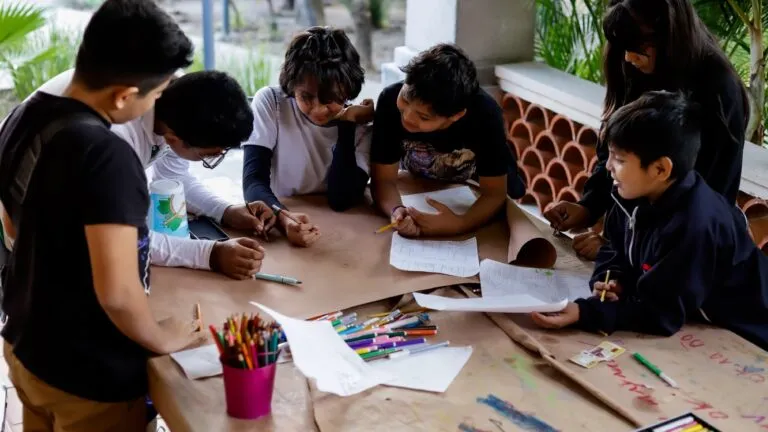 Casa de Cultura Lázaro Cárdenas en Morelos con personas participando en actividades deportivas y culturales tras su reapertura