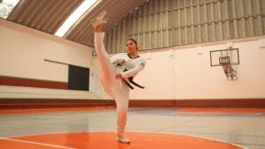 Viviana Athenea González entrenando taekwondo en Morelos como referente del deporte femenil juvenil