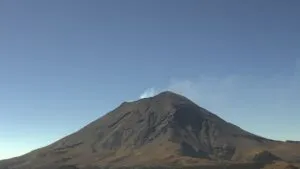 Emisión ligera de vapor y gases del volcán Popocatépetl bajo alerta Amarillo Fase 2