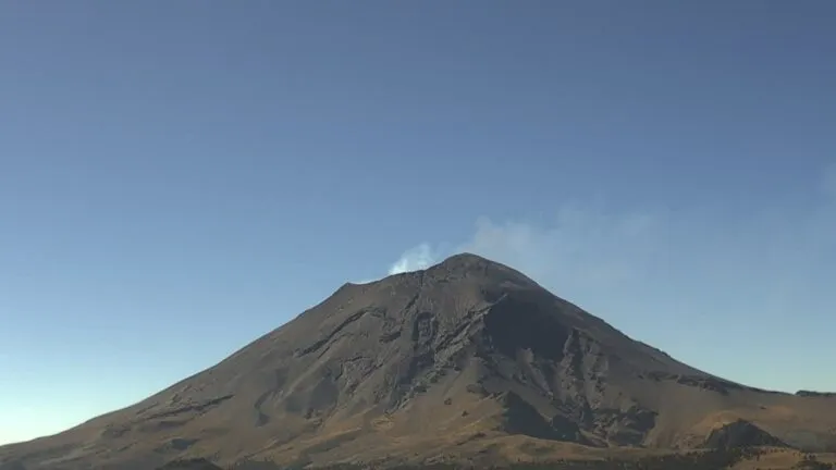 Emisión ligera de vapor y gases del volcán Popocatépetl bajo alerta Amarillo Fase 2