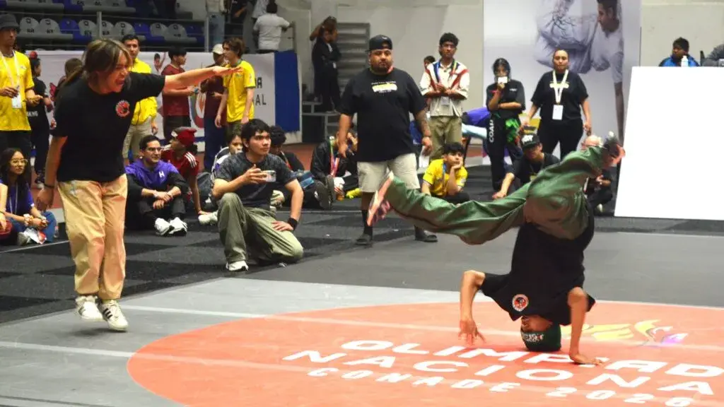 atletas de breaking de Morelos durante competencia nacional en Puebla dentro de Olimpiada Conade