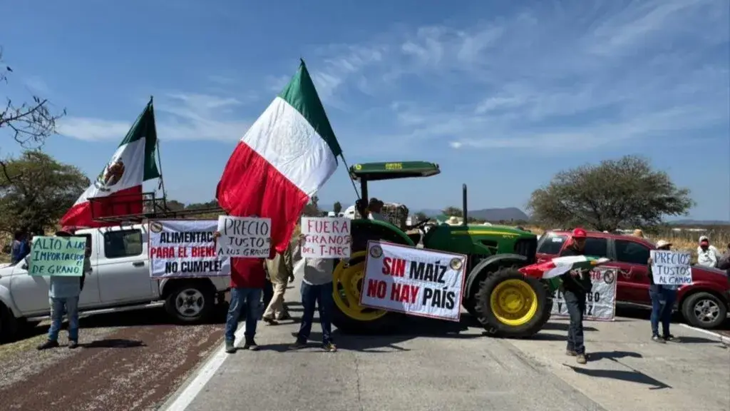 bloqueo de carreteras en México con tractores y transportistas protestando en distintas entidades