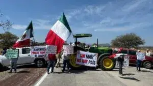 bloqueo de carreteras en México con tractores y transportistas protestando en distintas entidades