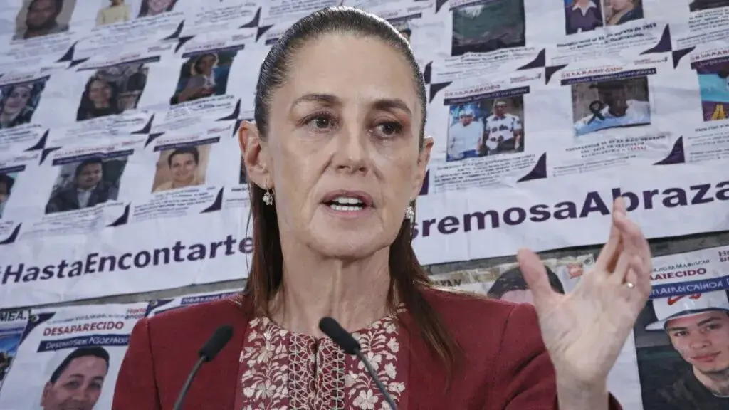desapariciones en México con Claudia Sheinbaum frente a imágenes de personas desaparecidas en carteles de búsqueda