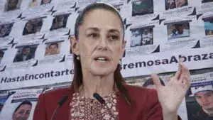 desapariciones en México con Claudia Sheinbaum frente a imágenes de personas desaparecidas en carteles de búsqueda