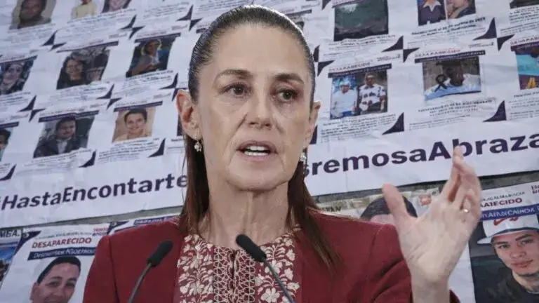 desapariciones en México con Claudia Sheinbaum frente a imágenes de personas desaparecidas en carteles de búsqueda