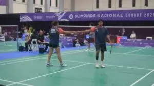 Dupla de atletas compite en bádminton durante la Olimpiada Nacional Conade 2026 en modalidad dobles mixto