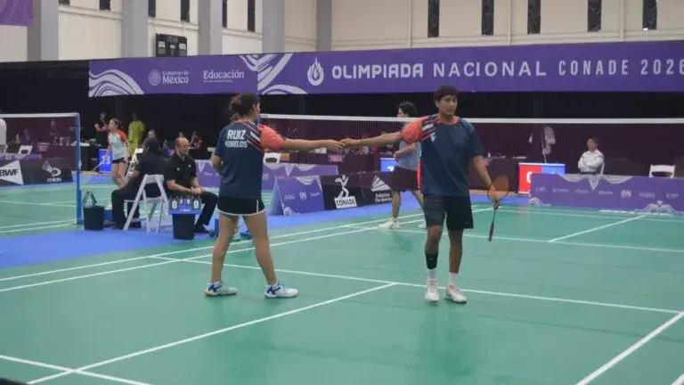 Dupla de atletas compite en bádminton durante la Olimpiada Nacional Conade 2026 en modalidad dobles mixto