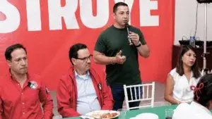 participa en reunión con liderazgos del PRI durante desayuno político en el comité estatal