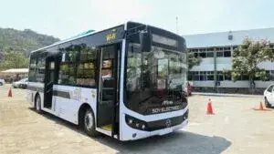 transporte eléctrico en Cuernavaca con unidades modernas circulando en avenidas principales con WiFi y cero emisiones