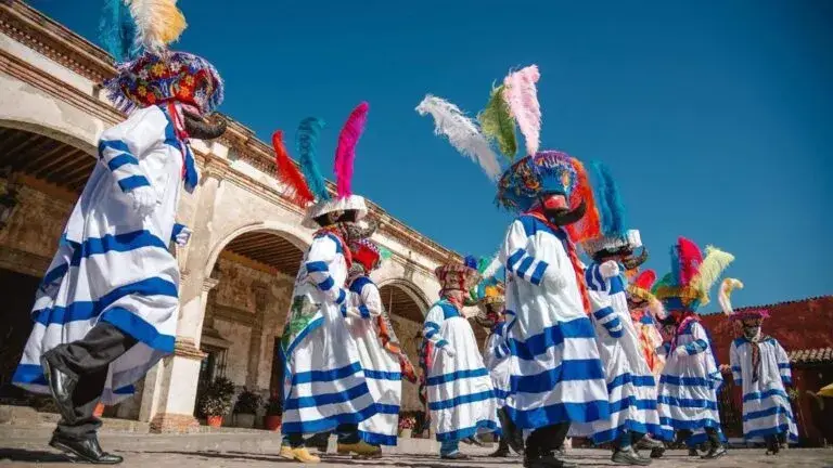 Jantetelco impulsa comparsa inclusiva de chinelos con jóvenes con discapacidad en Morelos