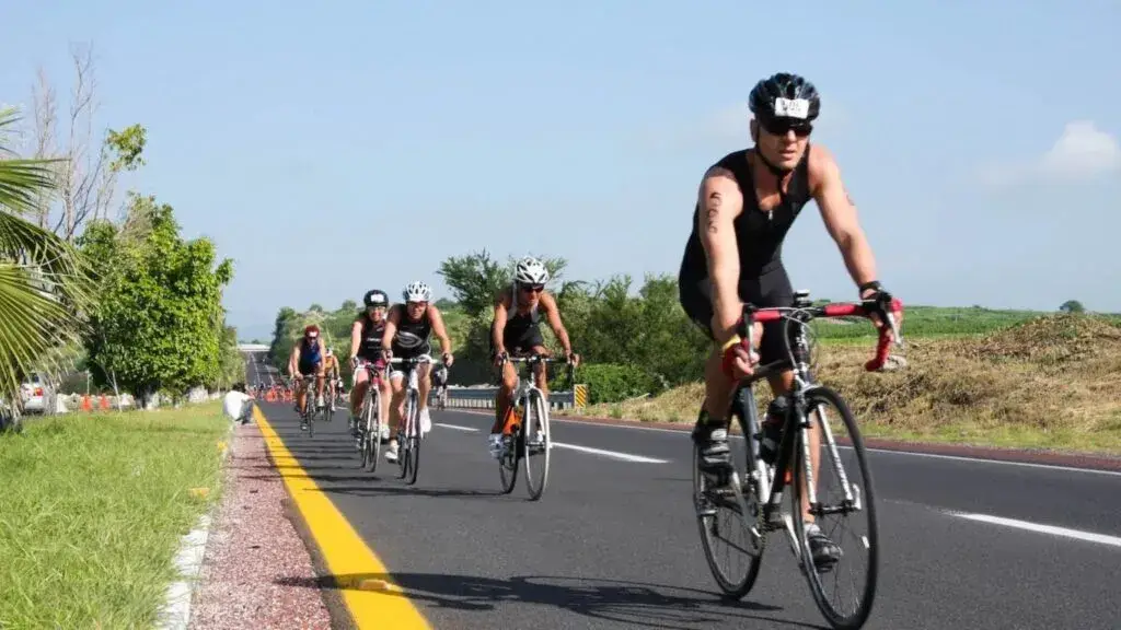 triatlón de Tequesquitengo con atletas compitiendo en lago y carretera en Morelos