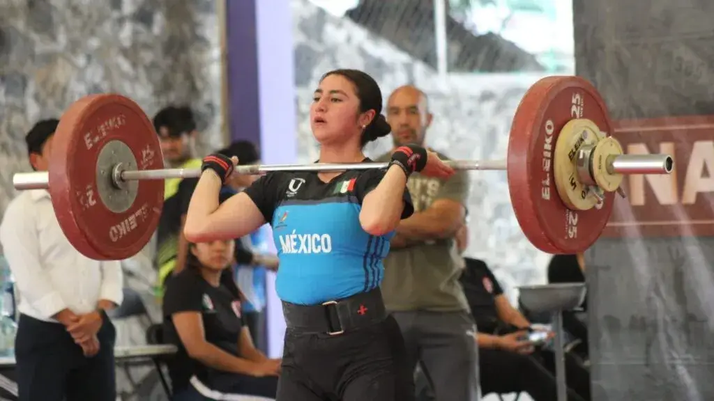 Mildred Hinojosa durante entrenamiento de halterofilia previo a su participación en Olimpiada Nacional Conade