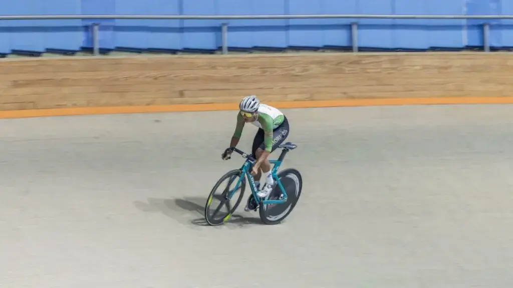 Patricio Arias compitiendo en ciclismo de pista durante preparación para Olimpiada Nacional Conade