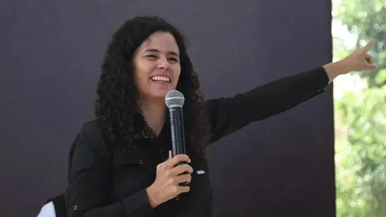 Luisa María Alcalde en evento político mientras enfrenta cuestionamientos internos en Morena