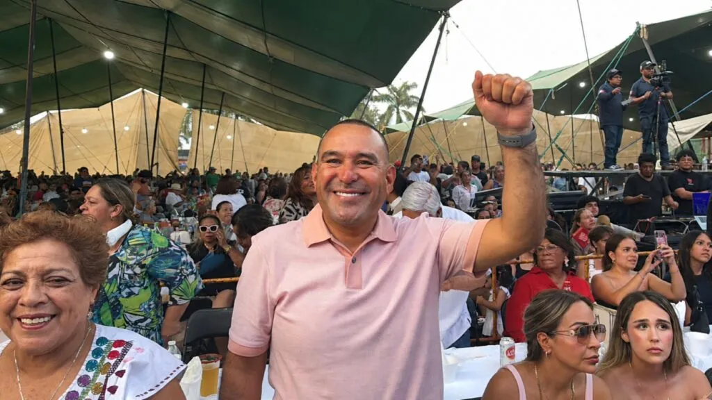 Agustin Alonso durante eventos masivos con rifas de autos y cuestionamientos sobre transparencia y recursos