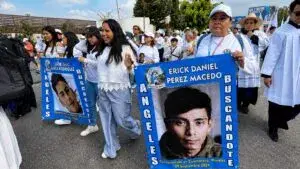 Caminata por la paz en Cuernavaca con ciudadanos vestidos de blanco exigiendo seguridad y justicia