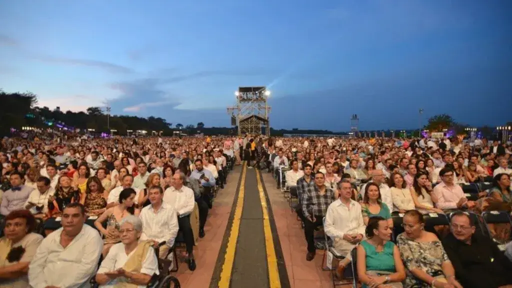 Arena Teques durante preparativos para concierto masivo en Tequesquitengo con enfoque turístico