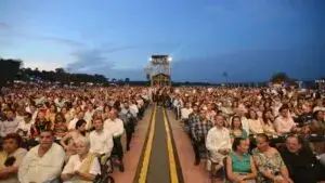 Arena Teques durante preparativos para concierto masivo en Tequesquitengo con enfoque turístico