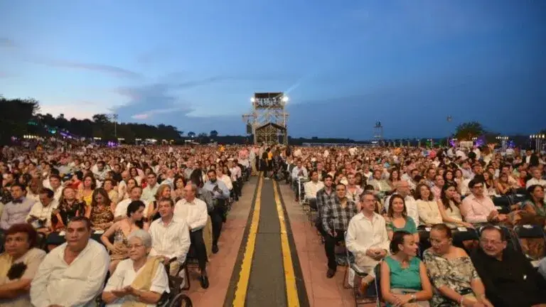Arena Teques durante preparativos para concierto masivo en Tequesquitengo con enfoque turístico