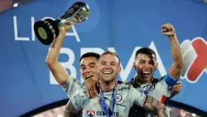 Jugadores de Cruz Azul celebran campeonato del Clausura 2026 tras vencer a Pumas