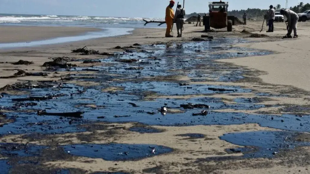 derrame de petróleo afecta pesca y playas en Veracruz