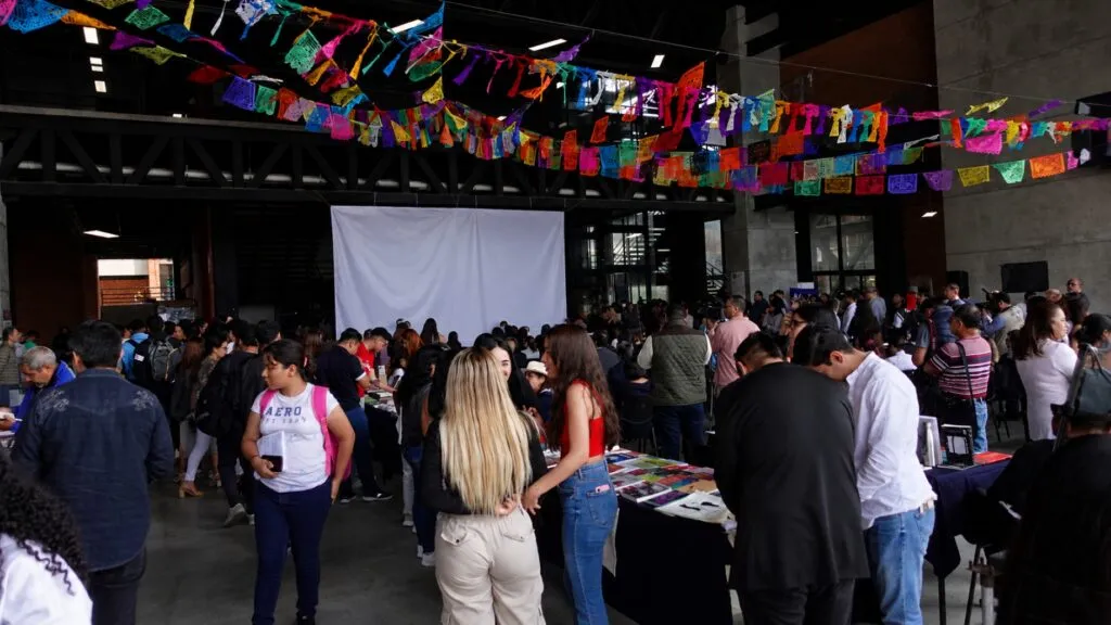 egresados en Morelos revisando documentos de titulación universitaria y trámites académicos