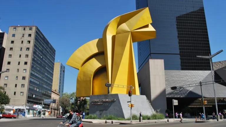 Escultura el "Caballito" de Reforma creada por Sebastián como símbolo artístico y urbano de Ciudad de México