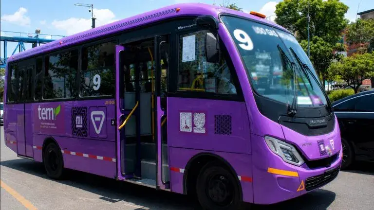 Camiones usados de CDMX circulando en Cuernavaca como parte de la modernización del transporte público en Morelos