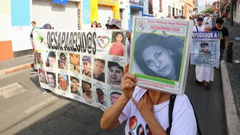 Madres buscadoras marchan con fotografías de desaparecidos durante protesta en Morelos