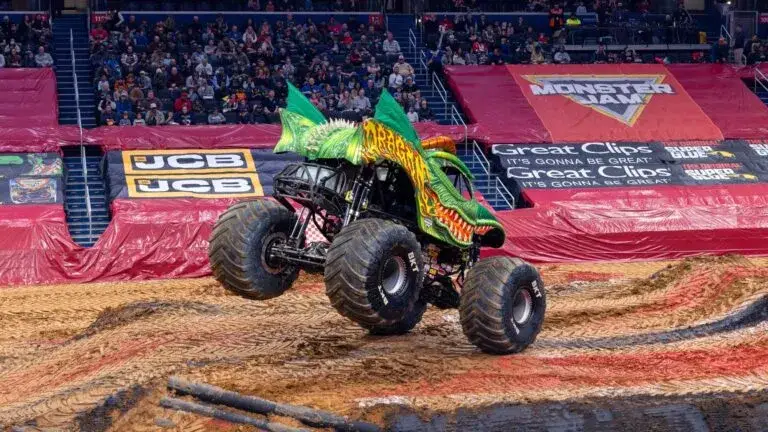 Trucks extremos de MONSTER JAM durante espectáculo en Ciudad de México