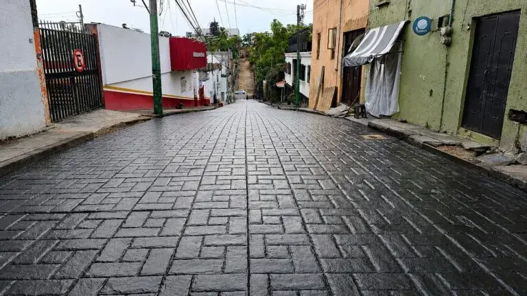 calle Cuauhtemotzin reabre con críticas por pendiente, basura abandonada y banquetas inseguras