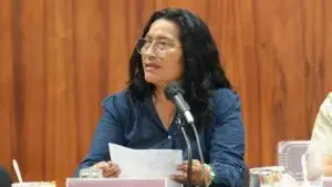 Abelina López durante evento público mientras enfrenta cuestionamientos por 900 millones de pesos observados en Acapulco