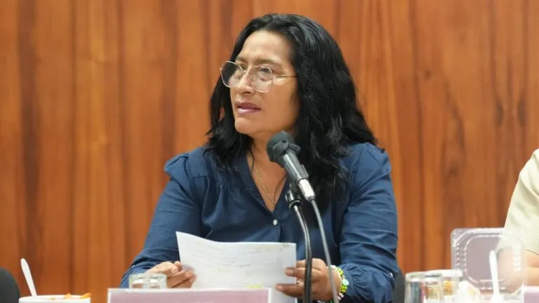 Abelina López durante evento público mientras enfrenta cuestionamientos por 900 millones de pesos observados en Acapulco