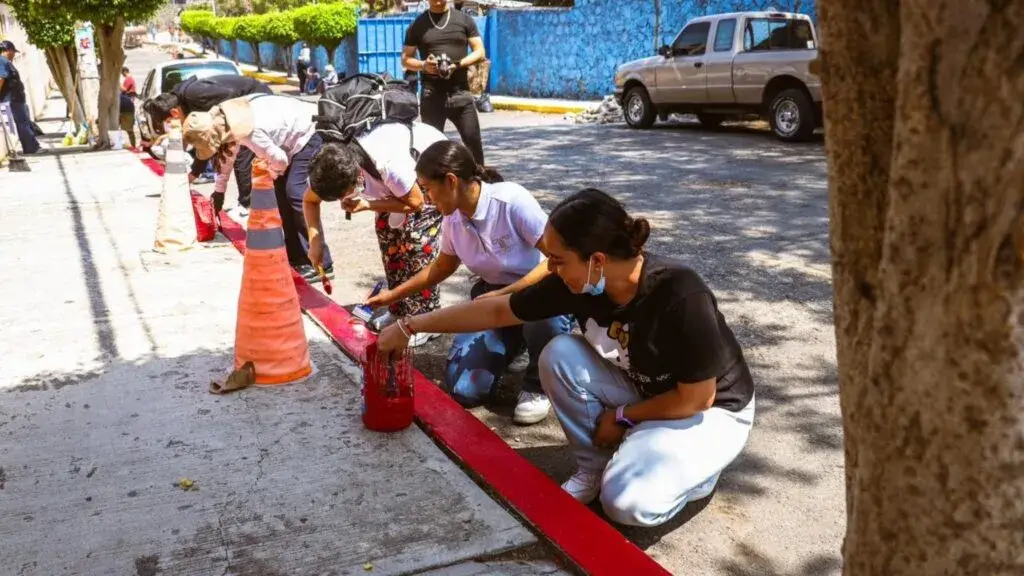 Estudiantes y personal participan en jornada de mejoramiento urbano en la zona de la UAEM en Cuernavaca