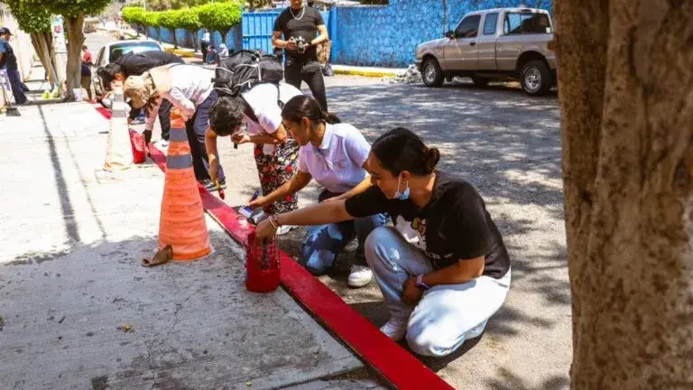 Estudiantes y personal participan en jornada de mejoramiento urbano en la zona de la UAEM en Cuernavaca